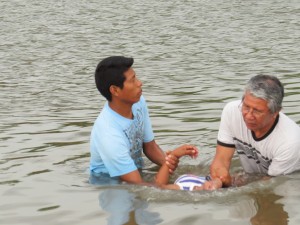 Pastor Dalecio and Pastor Américo baptize